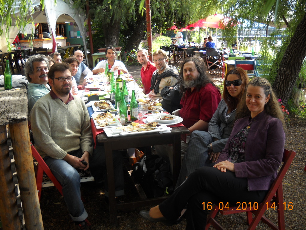 Almuerzo con Richard Stallman y miembros de la Municipalidad de Rosario Almuerzo con Richard Stallman y miembros de la Municipalidad de Rosario